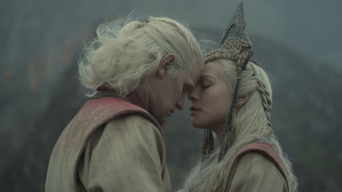 House of the Dragon: Daemon Targaryen and Rhaenyra Targaryen in traditional Valyrian wedding robes