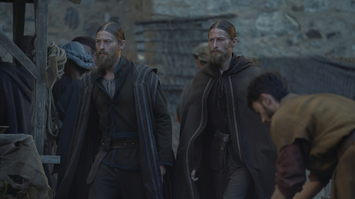 House of the Dragon - Episode 9 : Erryk et Arryk Cargyll doivent rechercher Aegon Targaryen pour le compte d'Otto Hohenturm.