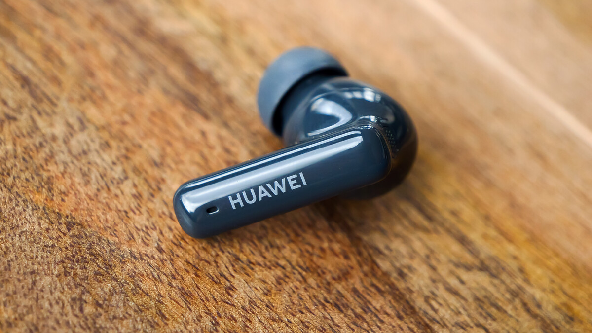 Die Huawei Free Buds 6i verfügen über ein Stieldesign. Es erinnert stark an die AirPods Pro.