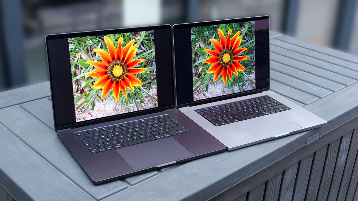 Direkter Vergleich: Links das neue MacBook Pro mit Nanotextur-Display, rechts das MacBook Pro mit M1 und "normale Anzeige". Trotz der matten Oberfläche leuchtet das neue Display heller und intensiver.