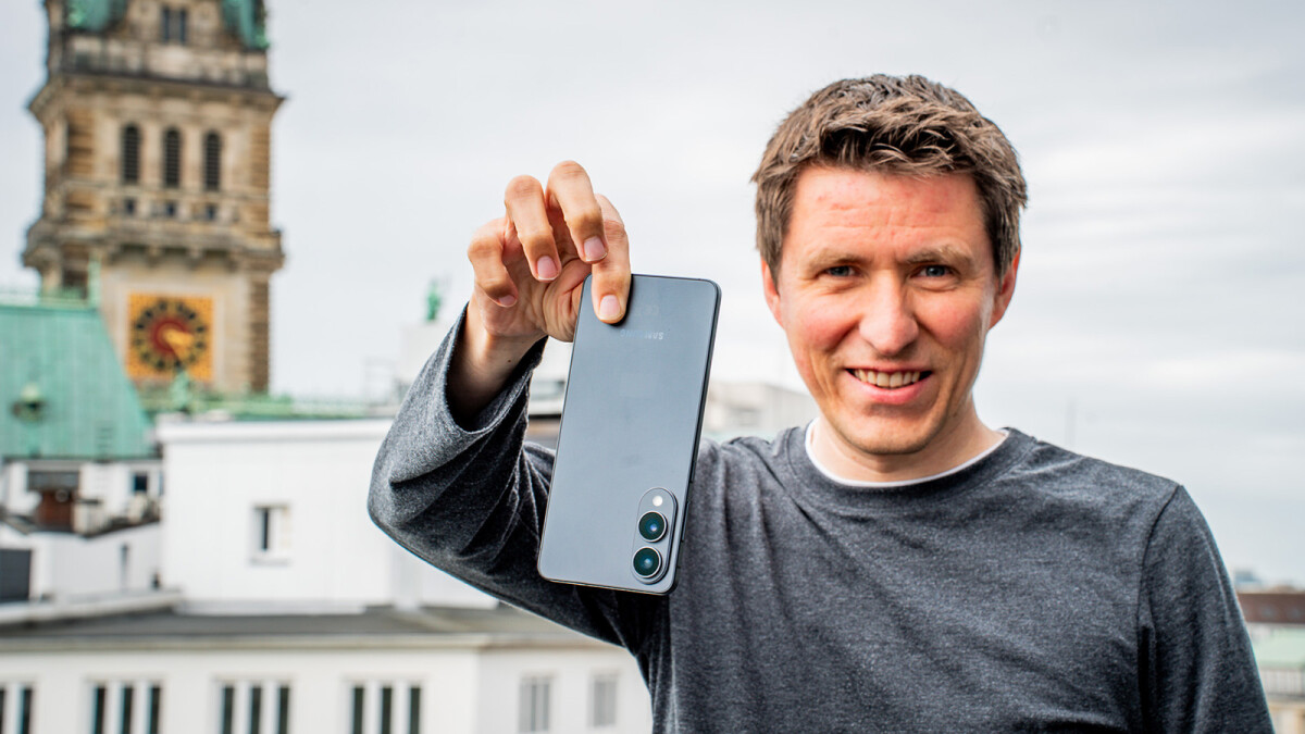 Das Galaxy S25 Edge ist federleicht. Es lässt sich bequem auch längere Zeit mit nur zwei Fingern halten.