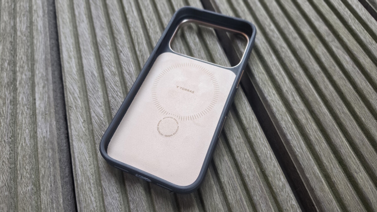 Das Microfasermateriual schütze die Rückseite des Smartphones.