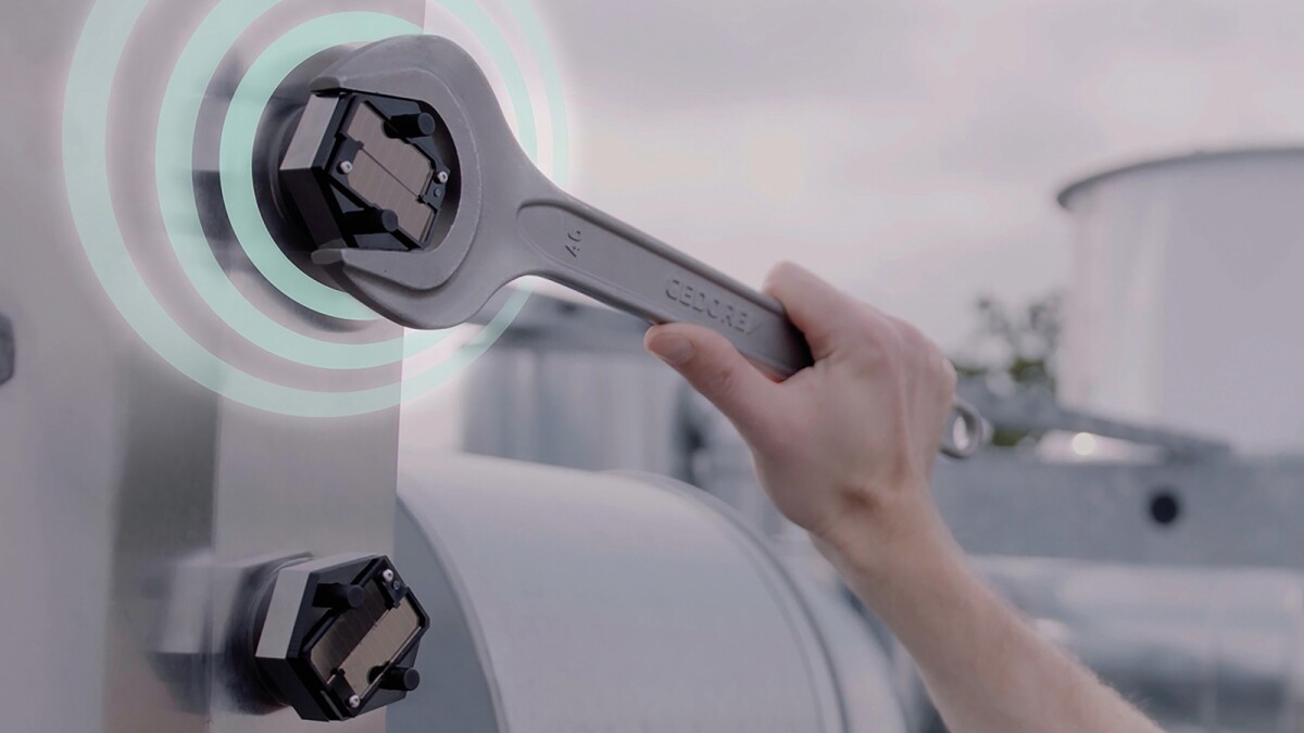 The intelligent screw connection is a fully integrated, energy self-sufficient IoT device for determining the preload force.  The data is transmitted wirelessly.