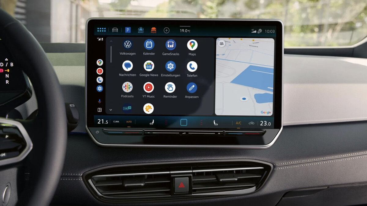 Das zentrale 12-Zoll-Touchdisplay des ID.3 zeigt eine klar strukturierte Benutzeroberfläche. Über das System lassen sich Navigation, Medien, Fahrzeugdaten und Klimafunktionen steuern.