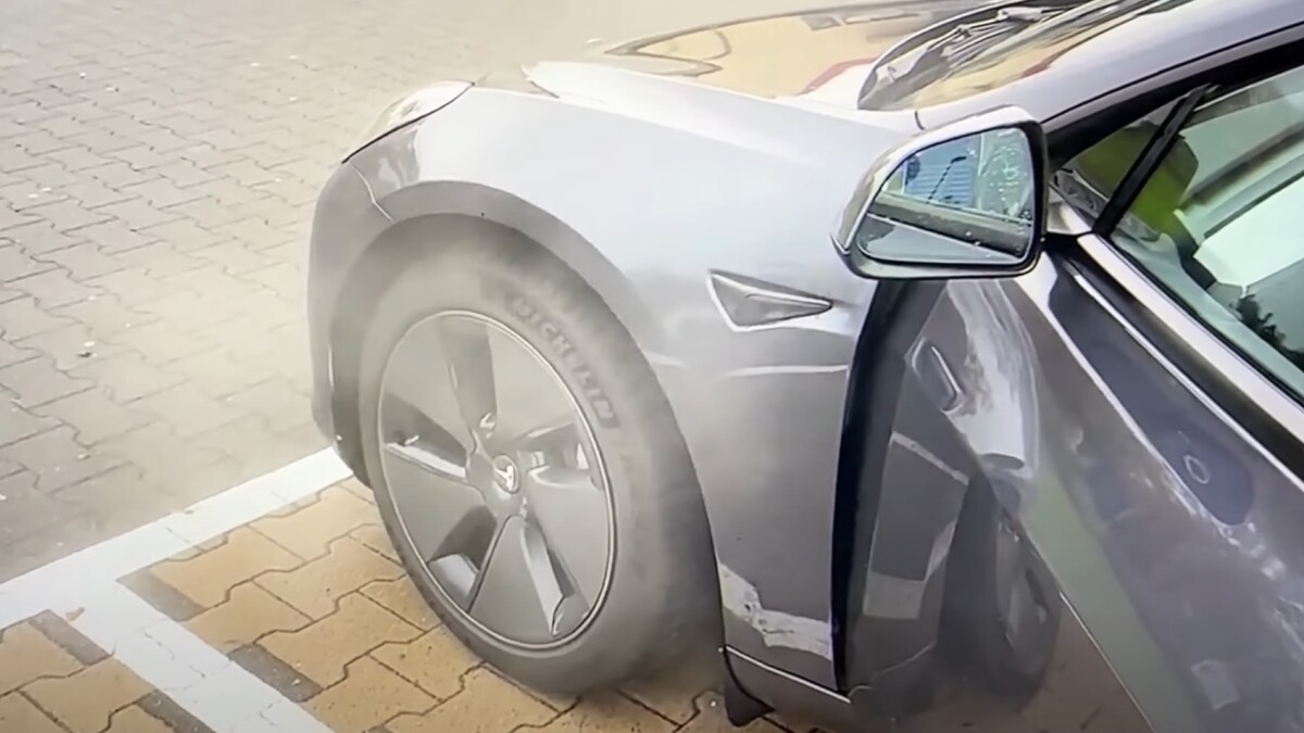 Tesla merokok, tetapi tidak ada baterai yang menyala. 