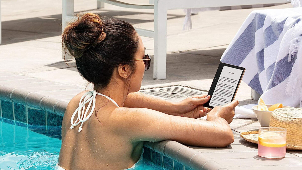 Con el "Kindle Oasis" también puede leer junto a la piscina mientras está de vacaciones, ya que el modelo es resistente al agua.