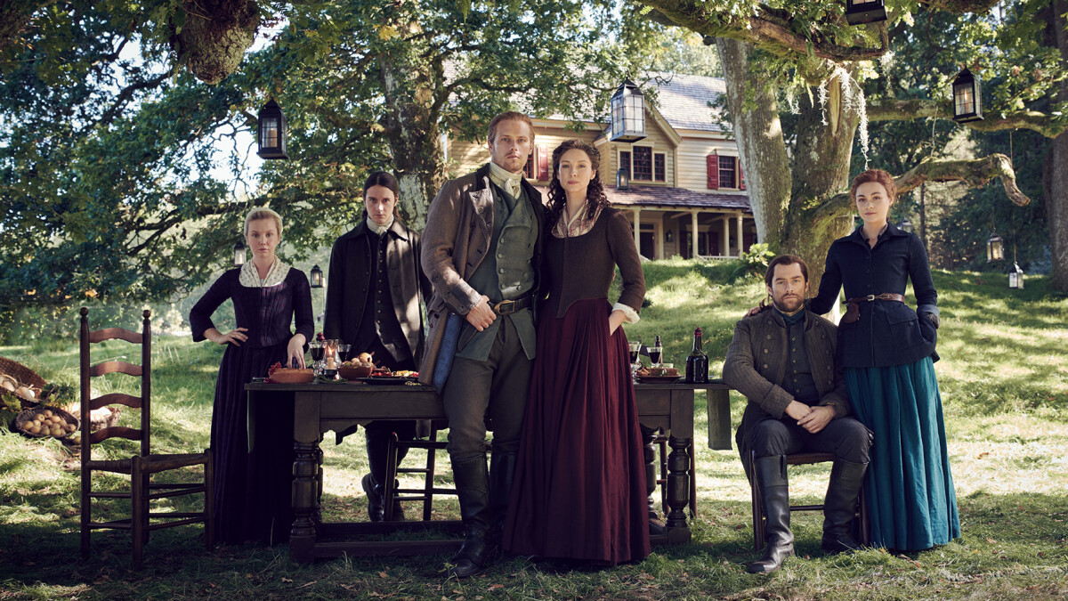 Outlander: Family photo in front of Fraser's Ridge