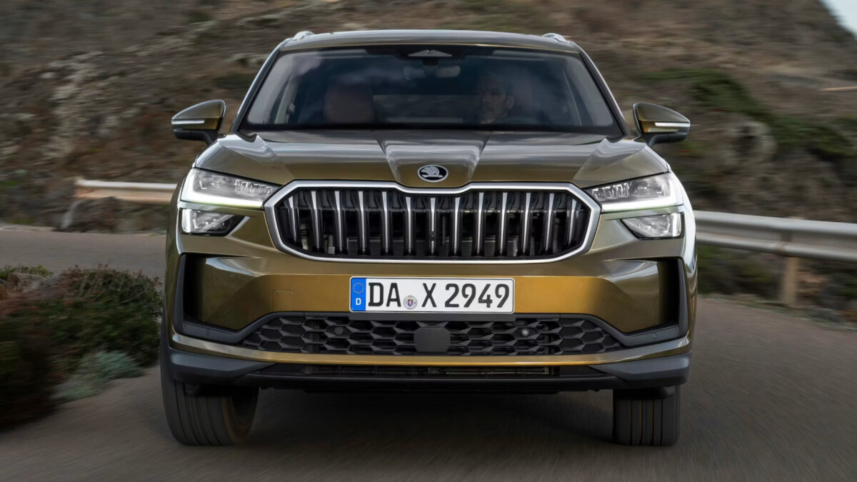 Von vorne gibt sich der Kodiaq präsenter als sein Vorgänger, bleibt aber unaufgeregt. Der 2.0 TDI mit 150 PS ist die Vernunftwahl der Baureihe, sparsam und souverän zugleich.