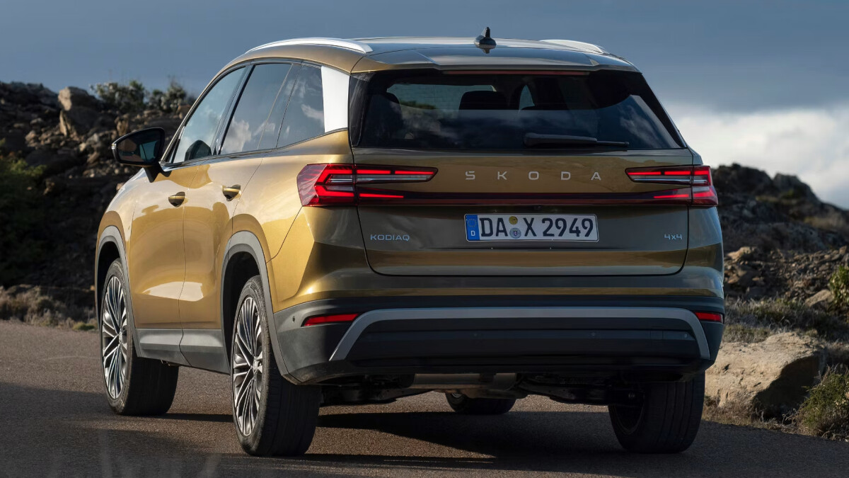 Am Heck prangt jetzt der SKODA-Schriftzug statt des Logos, darunter das durchgehende Reflektorband. (Achtung: Das Pressefoto zeigt die 4x4-Version, unser 150-PS-Diesel schickt seine Kraft per 7-Gang-DSG an die Vorderräder.)