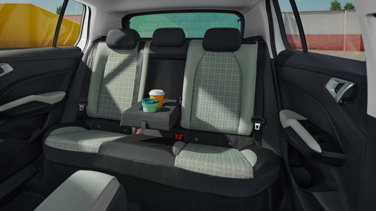 Auch im Fond zeigt der Epiq Skoda-typische "Simply Clever"-Lösungen: Die ausklappbare Mittelarmlehne integriert Becherhalter und ein Ablagefach. Die Stoffbezüge in heller Zweifarb-Optik wirken freundlich und unterstreichen das luftige Raumgefühl.