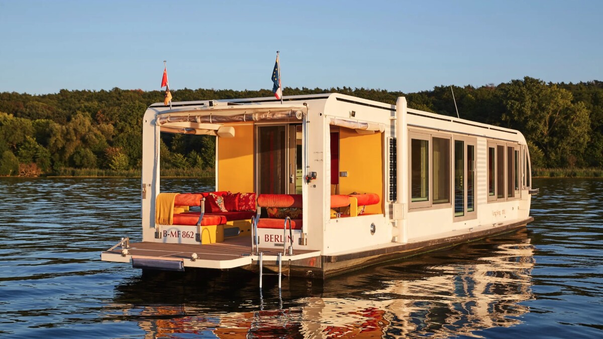 Running on solar power: the Fàng Sōng houseboat, currently in Berlin.