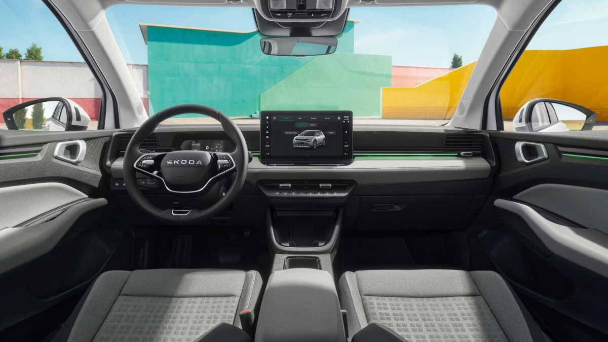 Heller, freundlicher Innenraum mit grünen Akzentstreifen an den Türverkleidungen - Skoda setzt im Epiq auf eine jugendliche Designsprache. Anders als bei manchen Wettbewerbern bleiben physische Tasten unterhalb des Touchscreens erhalten, was die Bedienung im Alltag deutlich erleichtert.