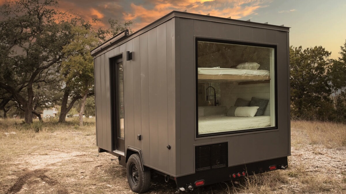 Only 3.6 meters long but equipped with four beds, kitchen and bathroom: Nook Tiny Homes Roam.
