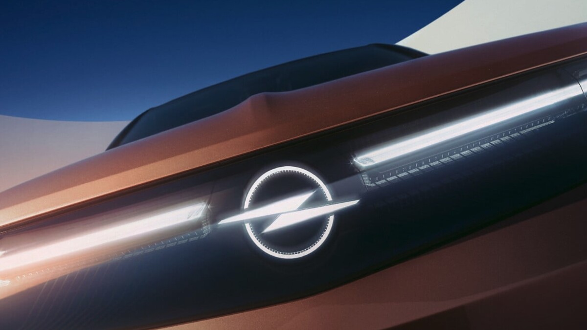 Der neue Grandland fährt mit beleuchtetem Opel-Blitz vor.