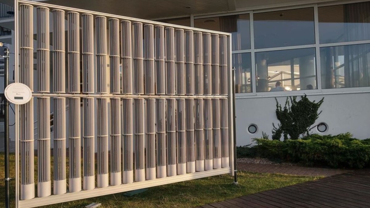 Looks almost a bit like a heater: Vertically arranged wind turbines in the "garden fence" by Panel Wiatrowy.