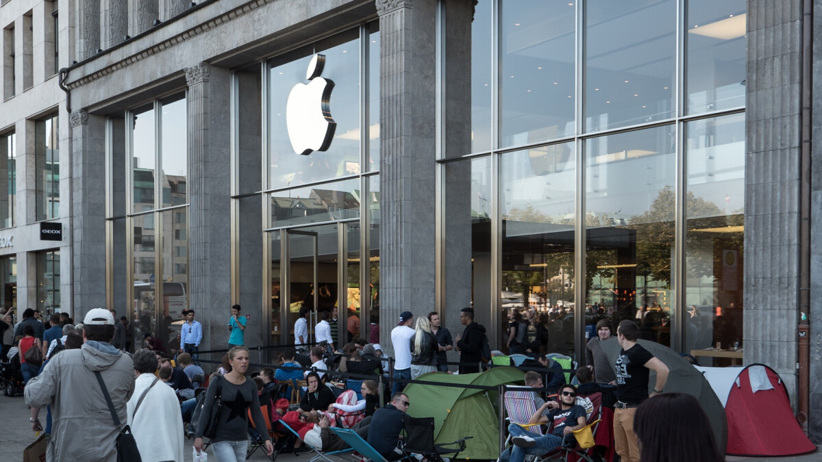 Una imagen de épocas anteriores: los fanáticos de Apple acampan frente a la tienda durante días y esperan el nuevo iPhone.
