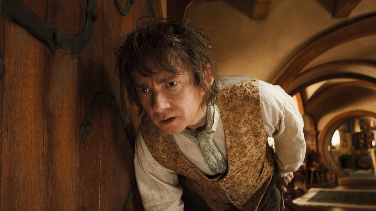 El Hobbit: Bilbo Bolsón (Martin Freeman) acoge a Frodo Bolsón después del accidente de los padres de Frodo.