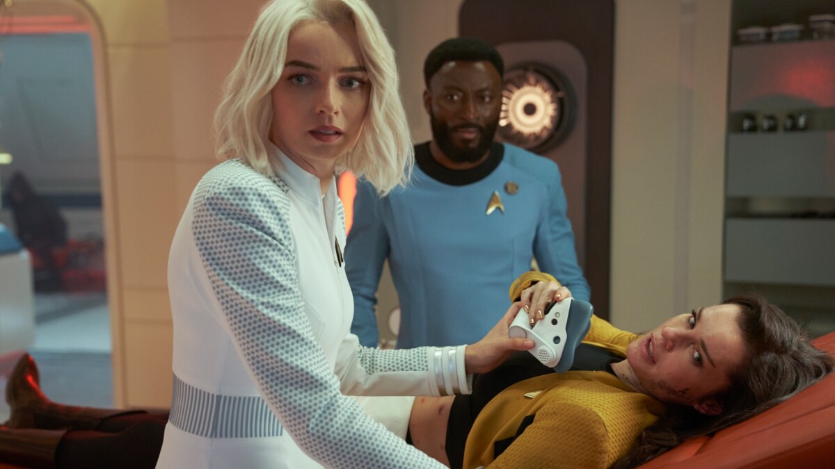 Star Trek Strange New Worlds: Sister Chapel (Jess Bush), Dr.  M'Benga (Babs Olusanmokun) y Una Chin-Riley (Rebecca Romijn).