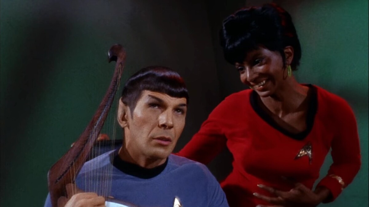 Star Trek - Starship Enterprise: Spock (Leonard Nimoy) toca el arpa vulcaniana, Uhura (Nichelle Nichols) canta.