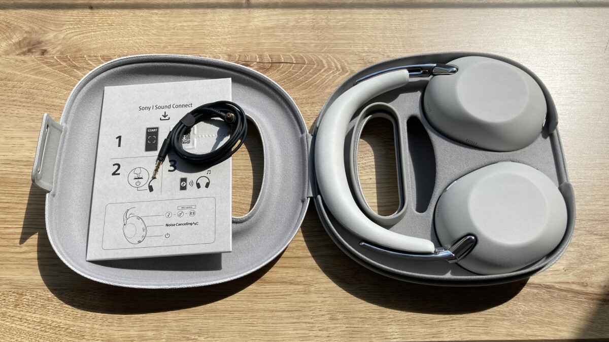 Der Lieferumfang der Sony WH-1000X ist überschaubar. Ein USB-C-Kabel zum Aufladen der Kopfhörer ist leider nicht im Lieferumfang enthalten.