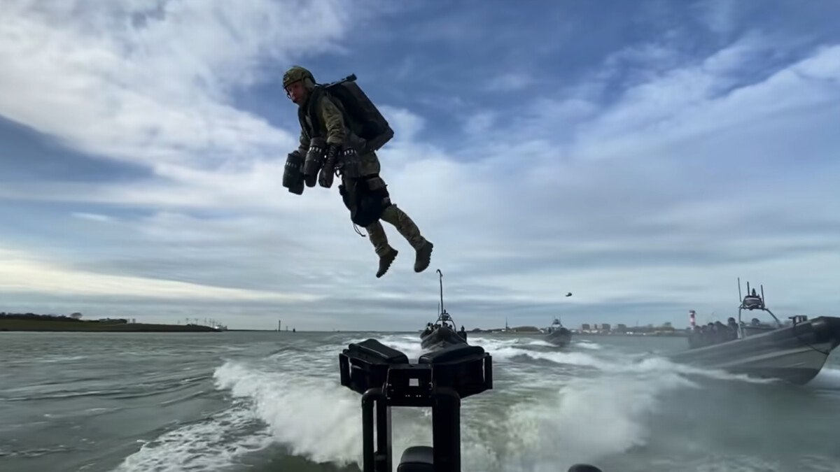 "Jetpack-Mann" Richard Browning startet von einem Schlauchboot.