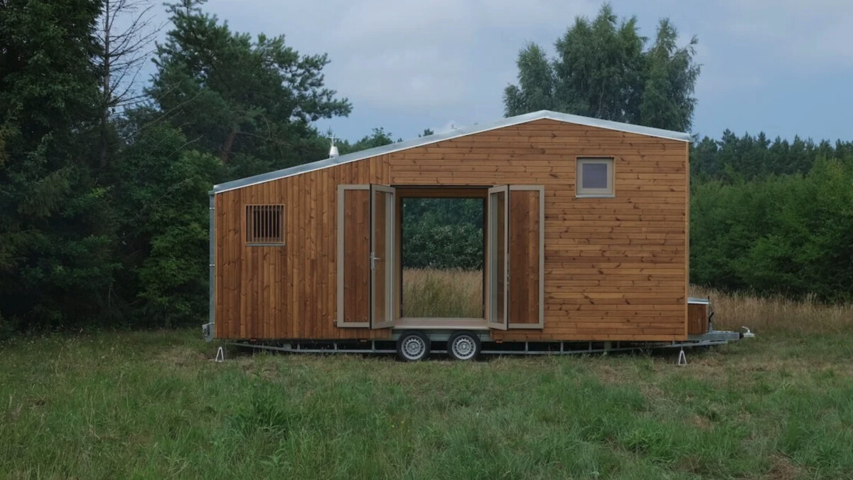 Viel Holz, große Fenster - das Tiny House von REDUKT richtet sich an Naturliebhaber.