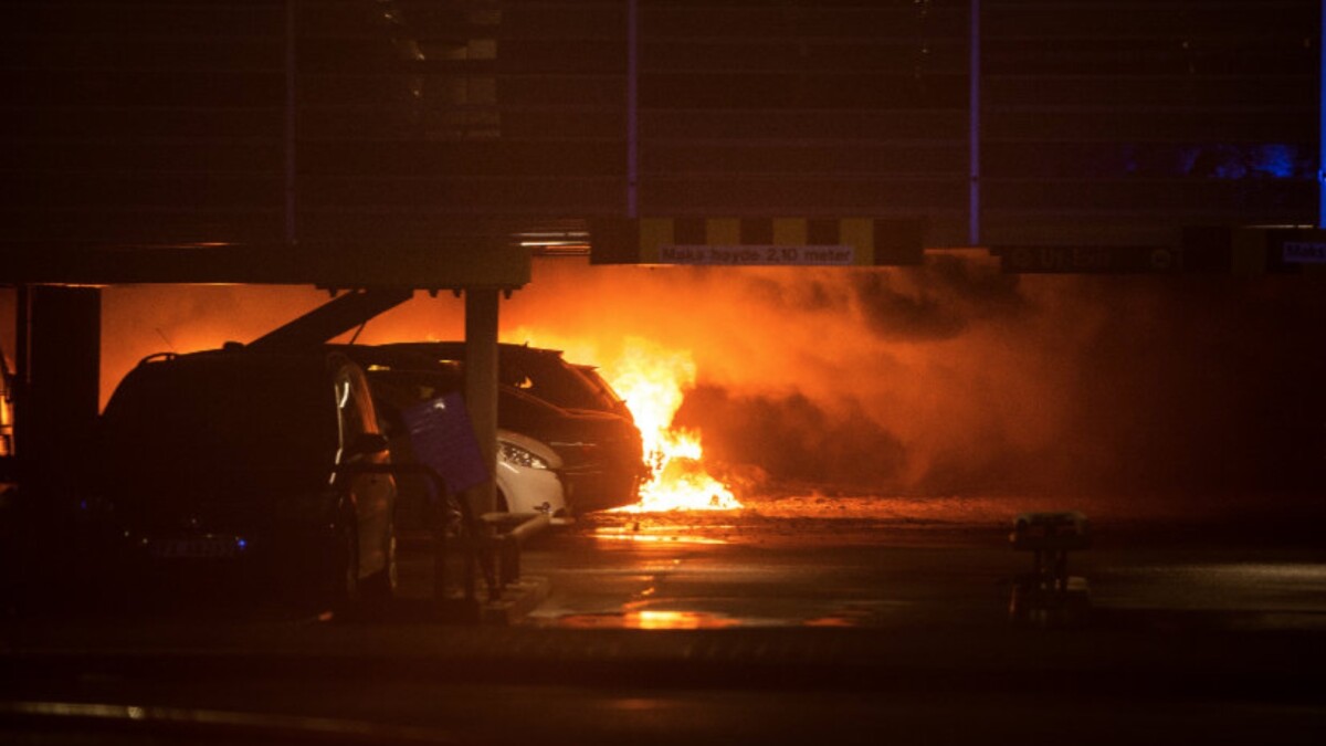 Der Flughafen in Stavanger, Norwegen musste zeitweise gesperrt werden. Das Parkhaus ist einsturzgefährdet, mehrere Hundert Autos brannten vollständig aus.