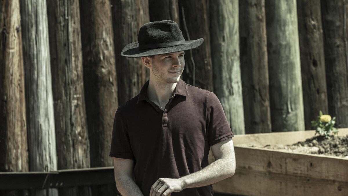 The Walking Dead: la estrella de Carl, Chandler Riggs, tiene un cameo como un granjero en la cima de una colina en el final de la serie
