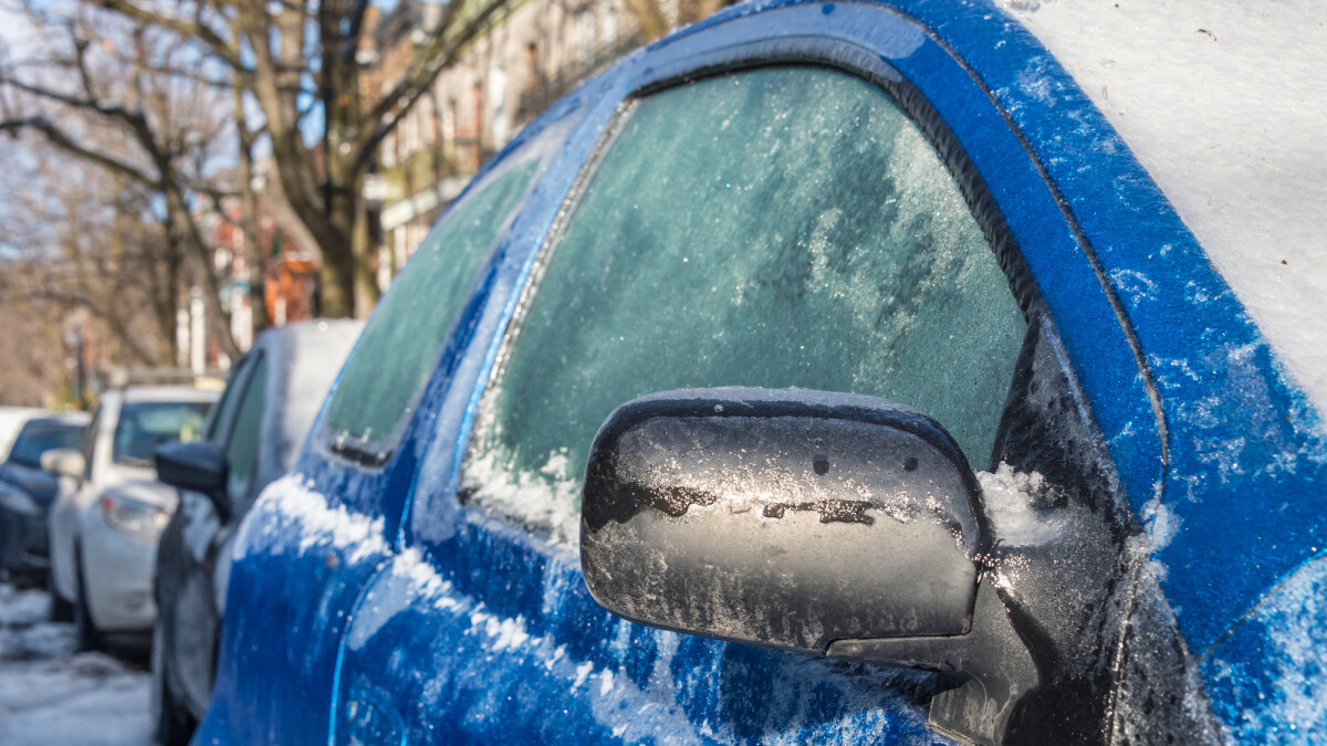 Wintereinbruch in Deutschland: Diese 5 Dinge sollte jetzt jeder im Auto  haben