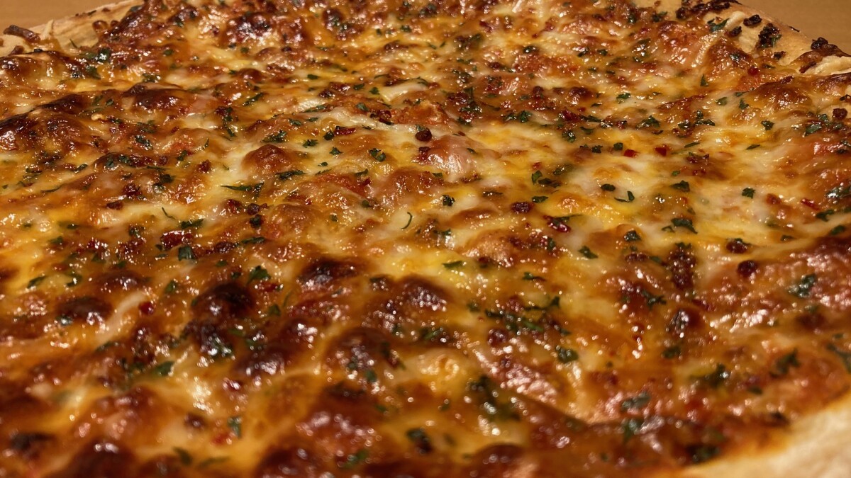 La pizza de cuatro quesos es visualmente más dinámica que en sabor.