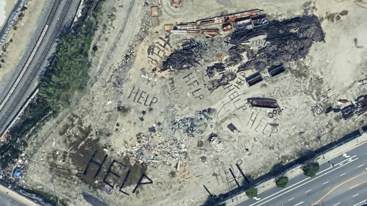 Diese Beschriftungen auf einem verlassenen Grundstück in Los Angeles verursachen derzeit online Aufregung.