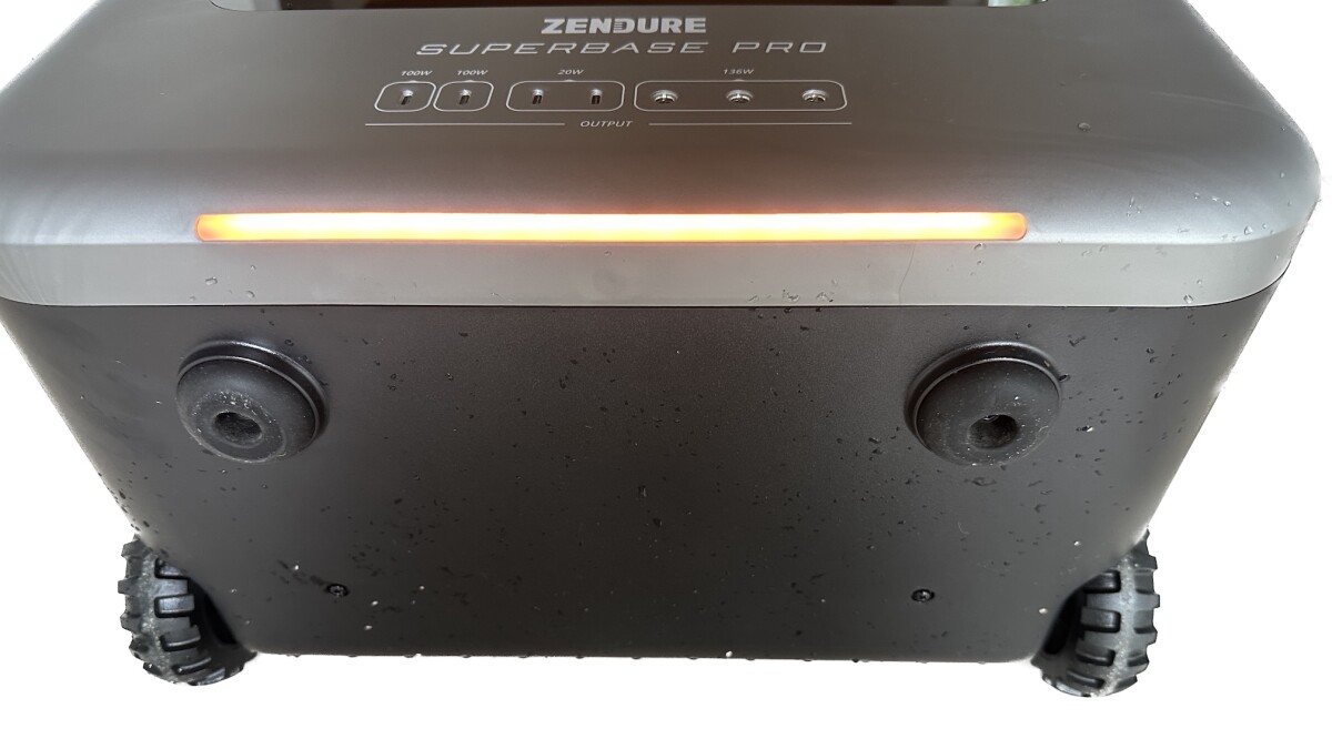 La parte inferior del Powerbase Pro 1500. Puede variar el color de la luz de la barra LED integrada mediante la aplicación.