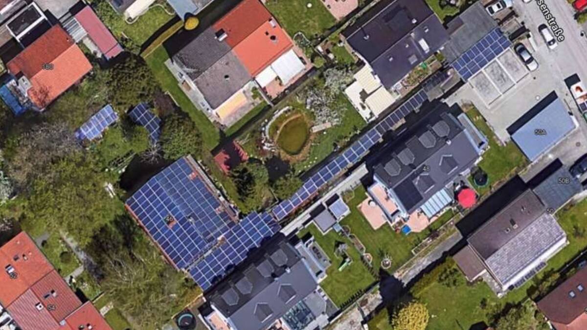 No hay duda, Wolfgang Pauer vive aquí.  La extensión completa del sistema fotovoltaico está clara en Google Maps.