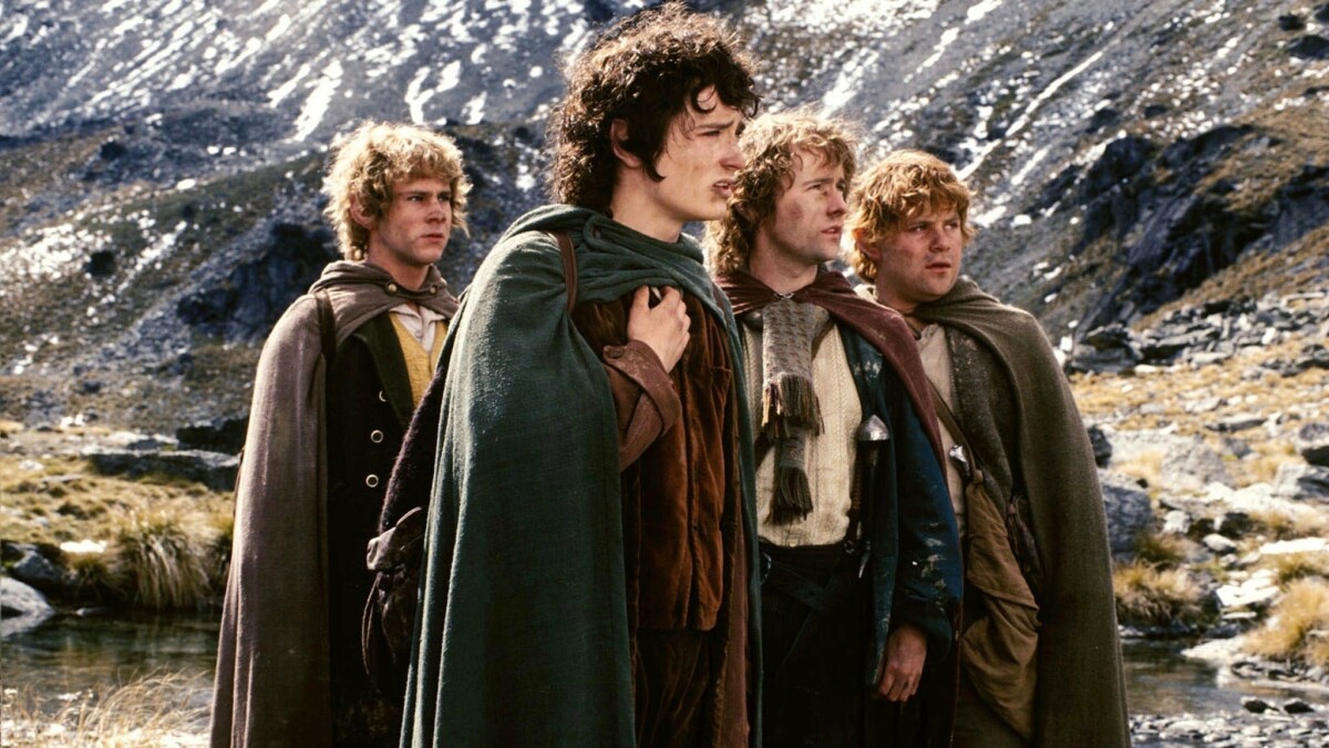 El Señor de los Anillos: El Hobbit está protagonizada por Dominic Monaghan (Meriadoc Brandybuck), Elijah Wood (Frodo Baggins), Billy Boyd (Peregrin Took) y Sean Astin (Samwise Gamgee).