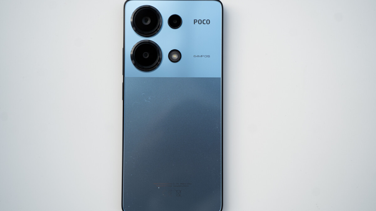 Le Poco M6 Pro a un design bicolore au dos.