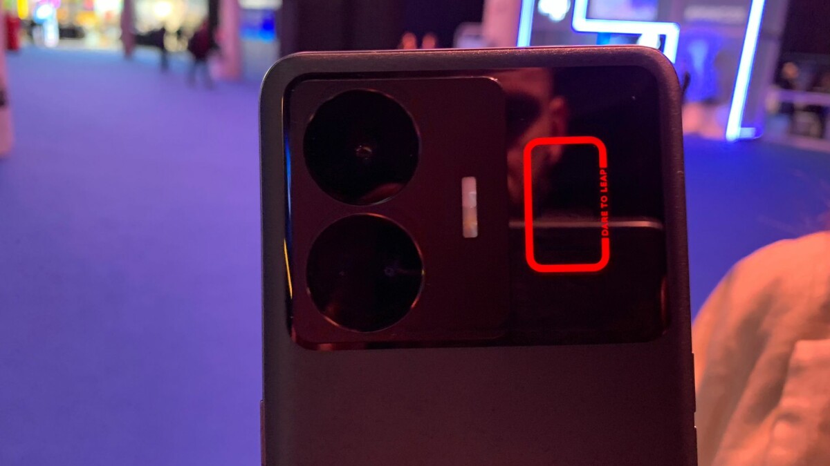 The LED ring can shine in multiple colors and also contains the Realme motto.