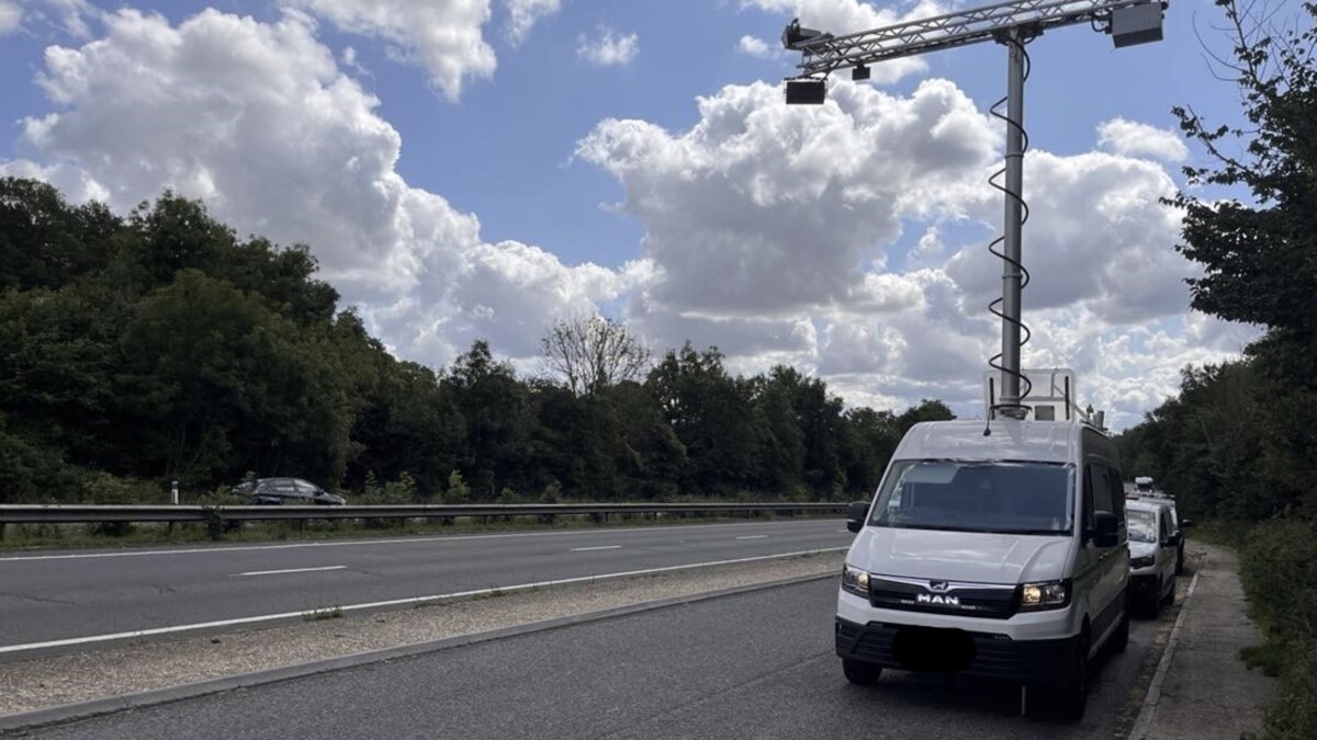Controlled on the Autobahn: A minivan equipped with AI cameras automatically records traffic violations.