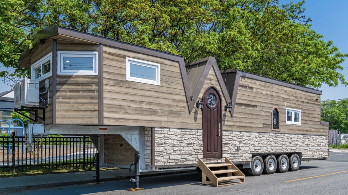 Spezielle Form, spezielle Länge, spezieller Eigner: Purple Heart Manor nennt sich diese riesige Tiny House.