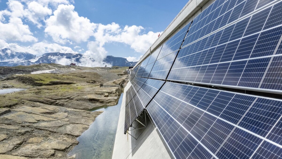 Around 4,900 solar modules were attached to this dam in Switzerland. 