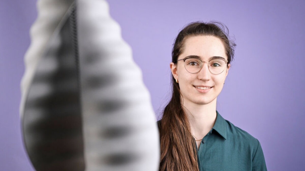 Die heute 17-jährige Anne Marie Bobes vor ihrem Forschungsobjekt, ein Helix-Rotor einer Kleinstwindkraftanlage.