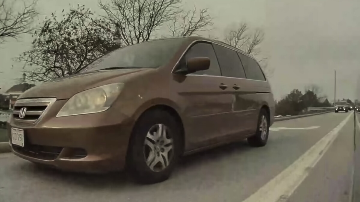Der Fahrer eines Minivans versucht einen Tesla von der Straße abzudrängen. Dass er dabei gefilmt wird, war im offenbar nicht bewusst.