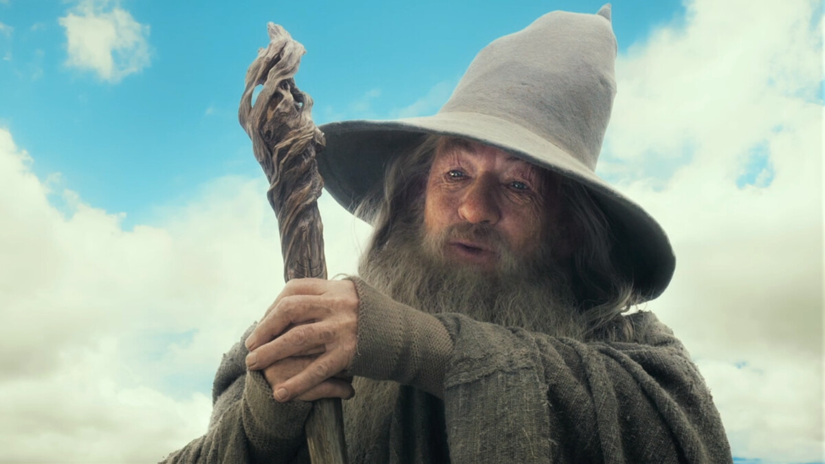 Le Hobbit : De nombreuses caractéristiques externes telles que la couleur dominante grise suggèrent également que l'étranger et Gandalf ne forment qu'une seule personne.