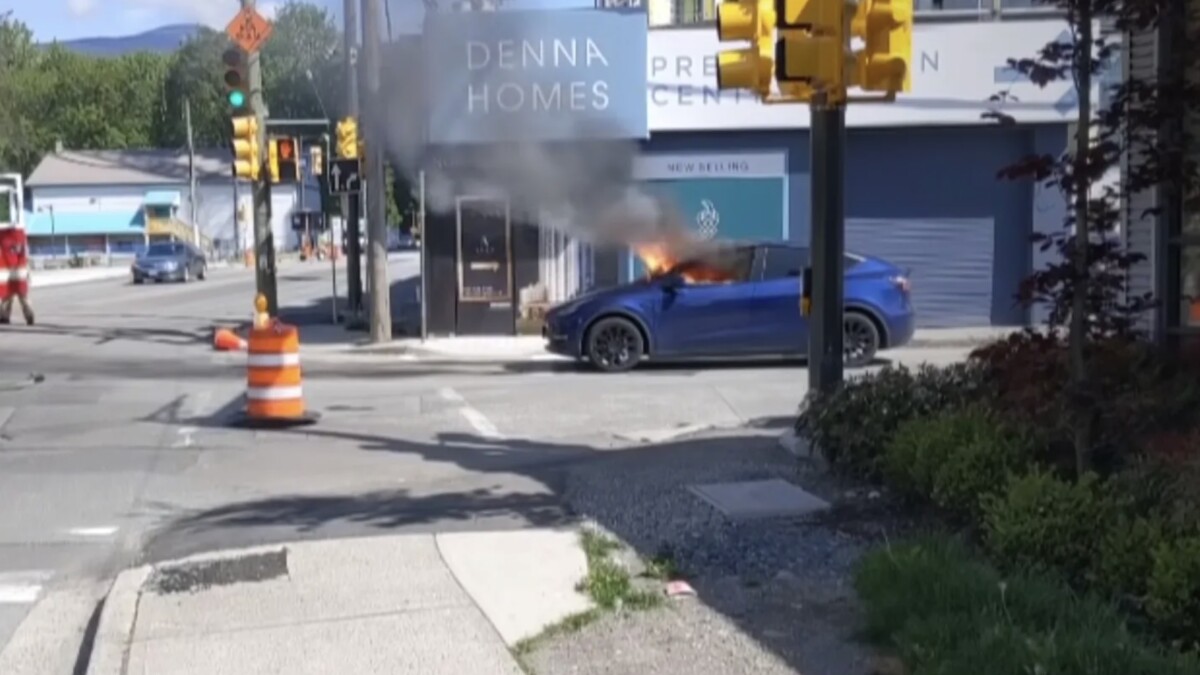 Ein Tesla Model Y fängt Feuer. Der Fahrer hatte zuvor die Scheibe eingeschlagen und blieb unverletzt.