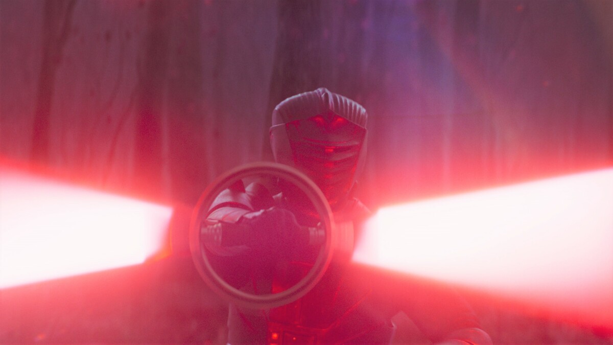 Star Wars - Ahsoka : Marrok déballe le sabre laser rotatif.