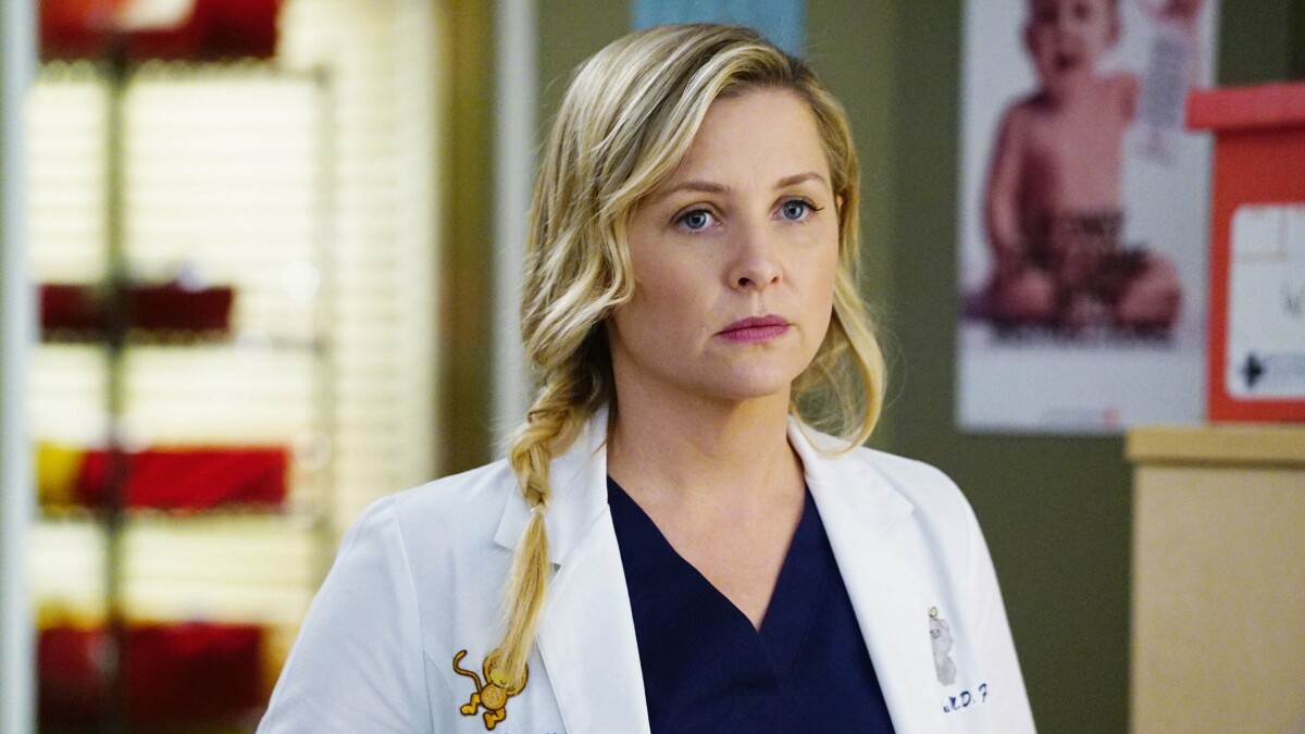 In the 20th season of "Grey's Anatomy" Jessica Capshaw returns as Dr. Arizona Robbins.