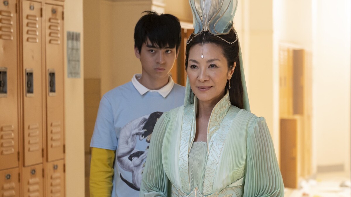 Chinois né aux États-Unis : Ben Wang dans le rôle de Jin Wang et Michelle Yeoh dans le rôle de Guanyin