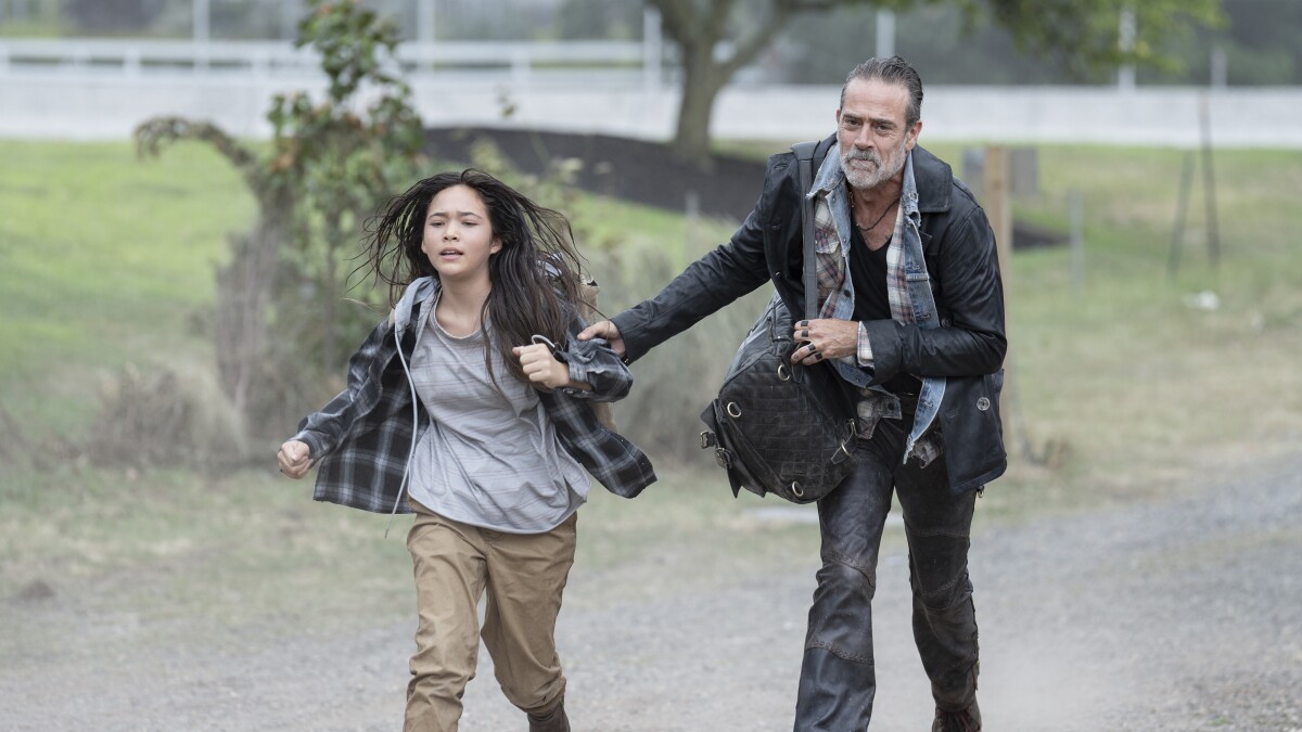The Walking Dead - Dead City: Ginny (Mahina Anne Marie Napoleon) and Negan (Jeffrey Dean Morgan) are on the run.