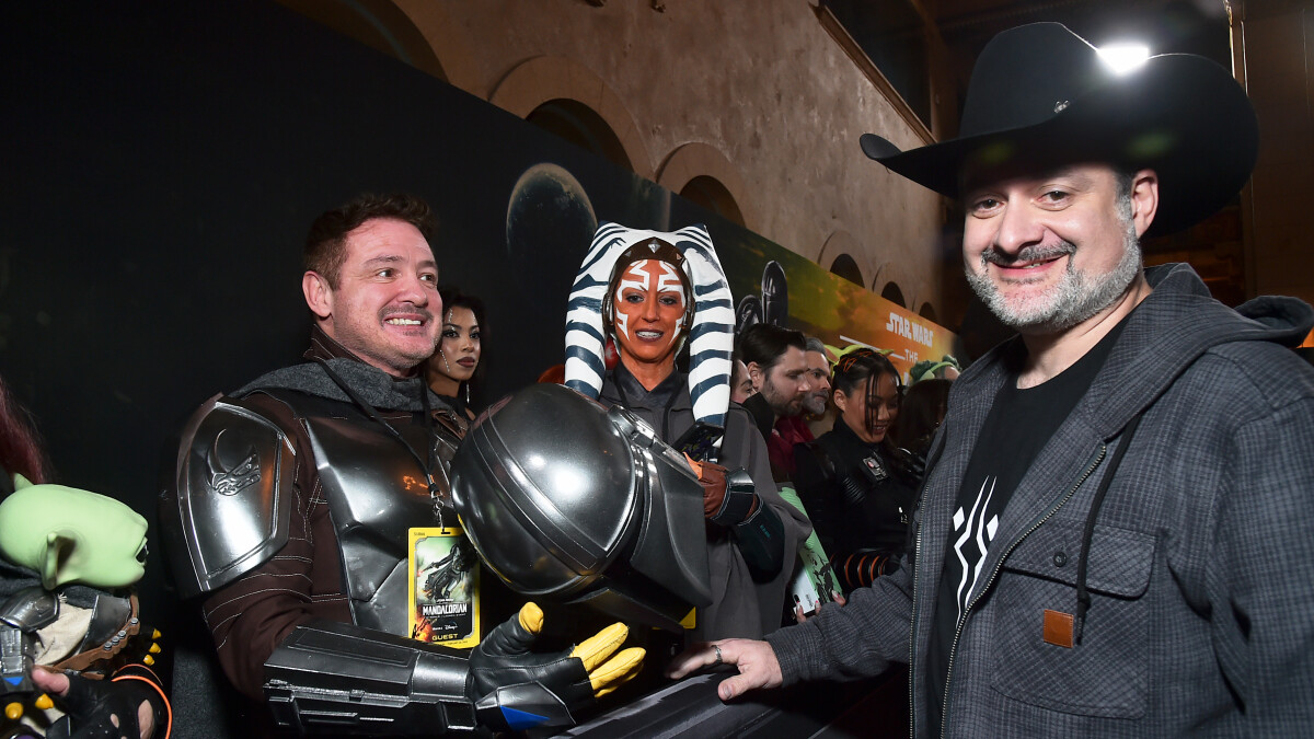 El showrunner de Star Wars - The Mandalorian: Co., Dave Filoni, con algunos fanáticos disfrazados.