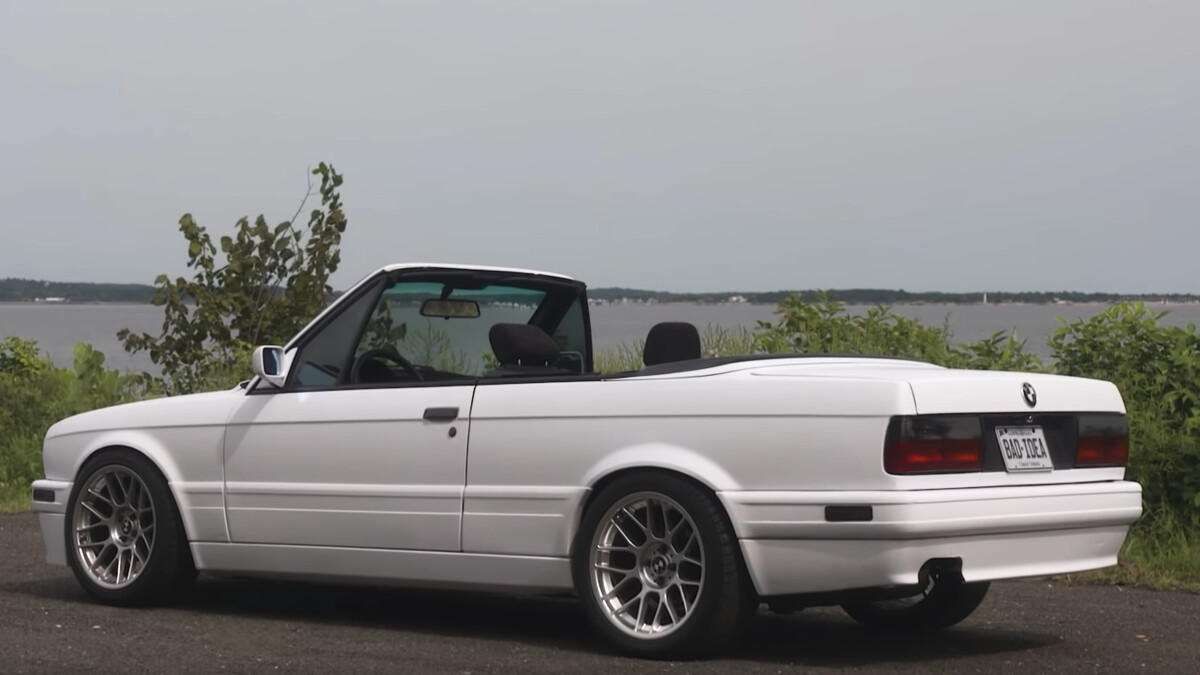 Sieht eigentlich ganz harmlos aus, kennt an der Ampel aber kaum Gnade: Der BWM E30-Tesla-Umbau von John Volk. 