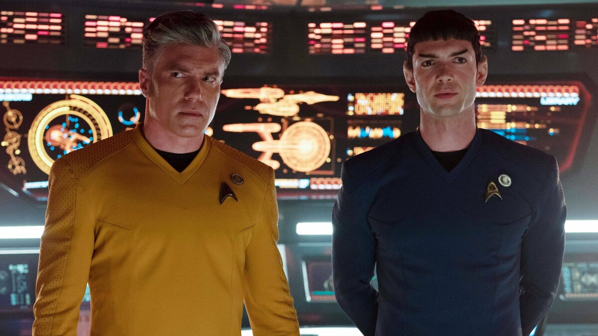 Star Trek Strange New Worlds: Captain Pike (Anson Mount) e Spock (Ethan Peck).